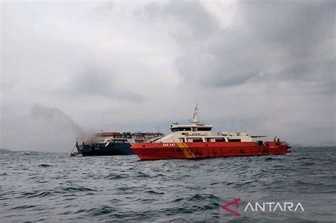 Kebakaran Kmp Royce Di Alur Pelabuhan Merak Bakaheuni Antara News