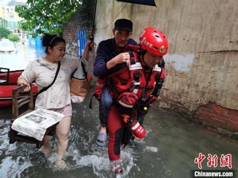 广西桂林：强降雨突袭 消防人员紧急疏散被困民众爱国主义中国青年网