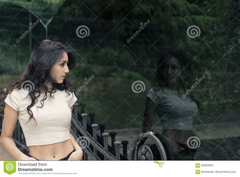 Junger Brunette Mit Dem Gelockten Haar Stockbild Bild Von Draussen Europ Isch