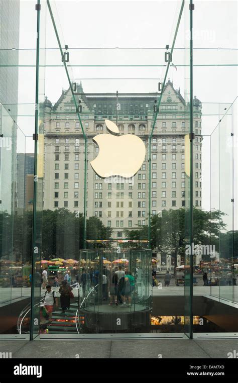 Apple Store Window In New York City Nyc Stock Photo Alamy