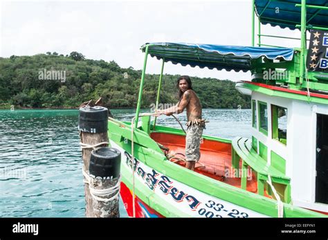 Fähre Sailor Kerl Charakter mit einem Gürtel aus Holz Dildo Dildos auf dem Boot von Koh Wai