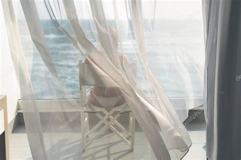 Fotos de Mujer Hermosa Desnuda Bikini Sentada Una Silla Detrás Las Cortinas Imagen de