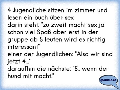 Jugendliche sitzen im zimmer und lesen ein buch über sexdarin steht zu zweit macht sex ja