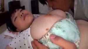 Watch 半夜趁妈妈睡着了玩弄她的巨乳然后再偷插她真刺激 Hot Old Sexy Porn SpankBang
