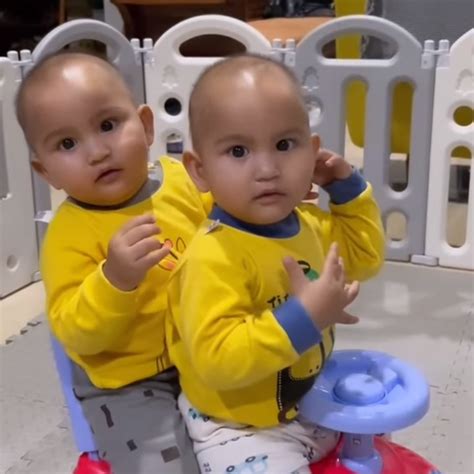 potret anak kembar masayu clara  ekspresif sukses bikin gemas