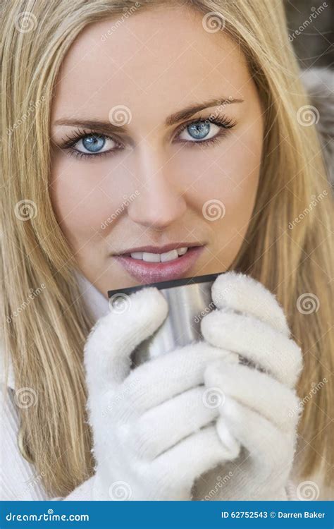 Femme Blonde Dans Les Gants Buvant La Boisson Chaude Image stock Image du attrayant modèle