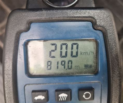Ανακόπηκε οδηγός που έτρεχε με 200