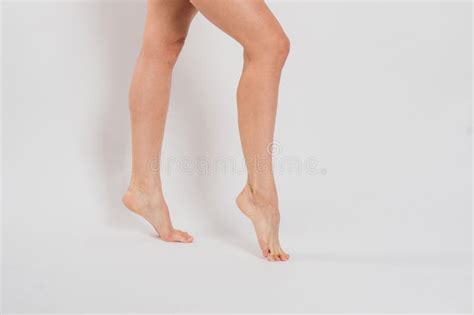 Una Modelo Femenina De Brunette Linda Posando Usando Ropa Interior Negra Y Roja En Estudio