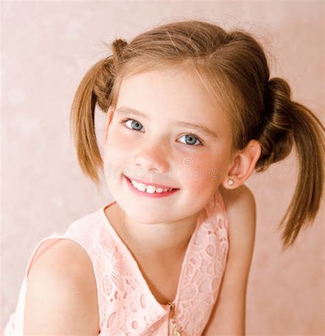Portrait D Enfant De Sourire Adorable De Petite Fille Photo Stock My XXX Hot Girl