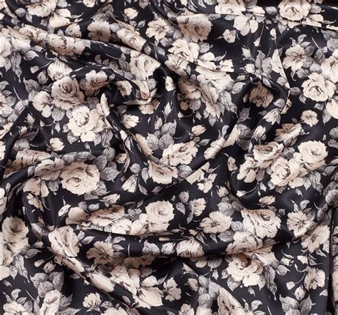 Атлас шелковый «Belgravia» от Liberty с цветочным принтом на черном ...