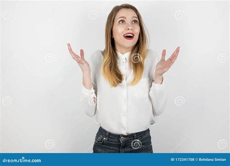 Junge Beatuiful Blonde Frauenstellung Auf Dem Isolierten Wei En Hintergrund Der Hoffentlich Und