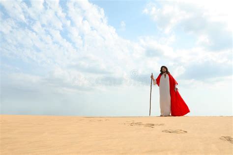 Jesus Cristo Caminhando Com Pau No Deserto Espaço Para Texto Imagem De