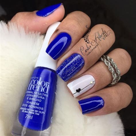 Pin de Camila en unhas Manicura de uñas Esmalte de uñas azul