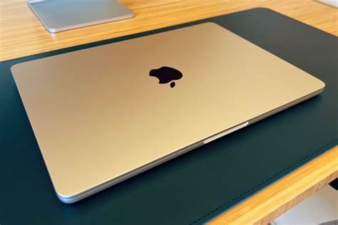 Trên tay MacBook Air M2 Starlight (vàng ánh kim) cực đẹp!