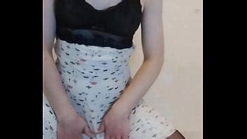 Apasionada masturbación anal transexual con grandes juguetes y mucho lubricante en su culo