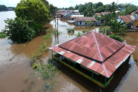 Banjir Tidak Kunjung Surut 95 Warga Sintang Harus Mengungsi