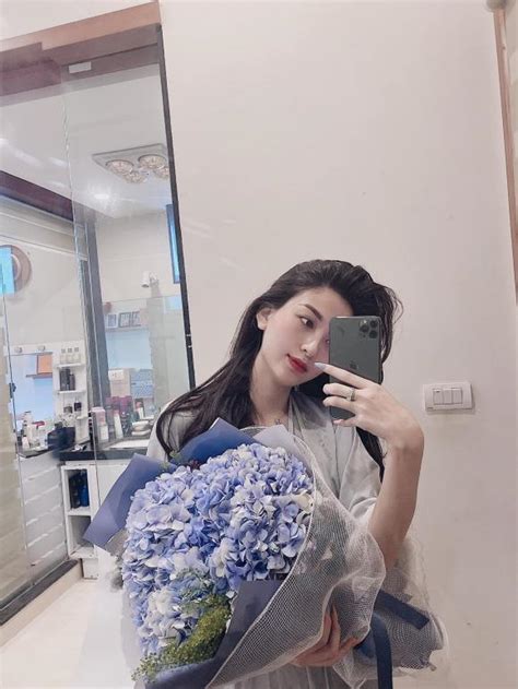 Mải khoe quà khủng hot girl Thư Vũ lộ ảnh đang ở trong phòng tắm khách sạn hậu clip nóng Tinmoi