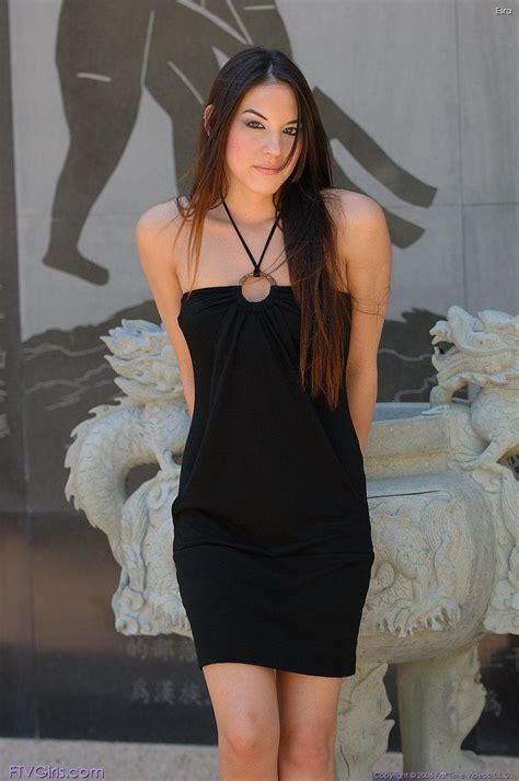 Pictures Of Esra Showing You Her Pussy Outside Porn Pictures Xxx Photos Sex Images