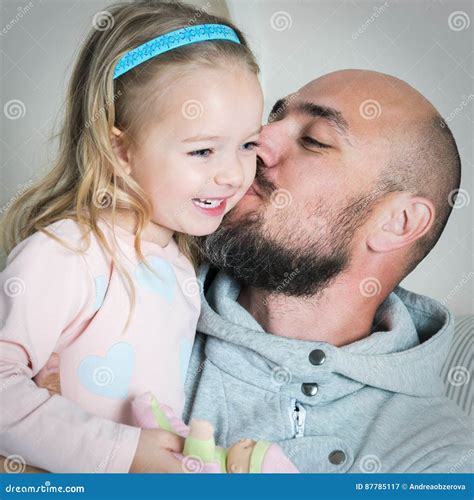 Papa Donnant Sa Fille Un Baiser Sur La Joue Image Stock Image Du V Ritable Blonde