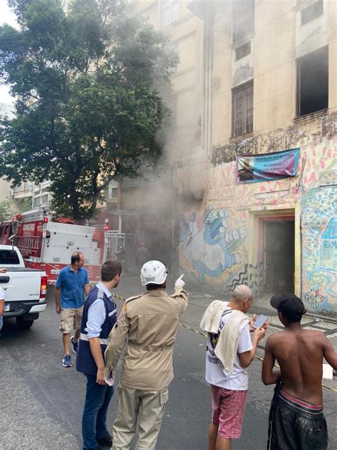 Incêndio atinge imóvel na Avenida Nossa Senhora de Copacabana na Zona