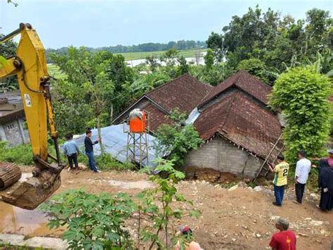 Waduh Rumah Di Gantiwarno Klaten Tertimpa Talut Longsor Dari Gunung