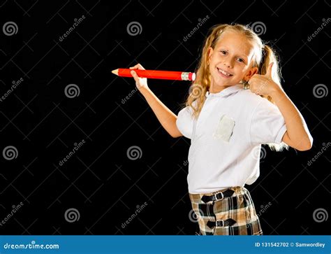 Aanbiddelijk Blonde Haired Schoolmeisje Met Paardestaart Twee En Het Eenvormige Schrijven Op