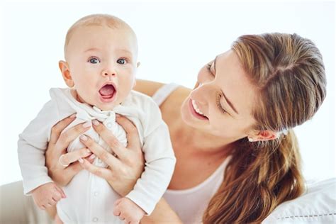 Feliz Madre Joven Y Soltera Uni Ndose Y Cuidando A Un Adorable Beb