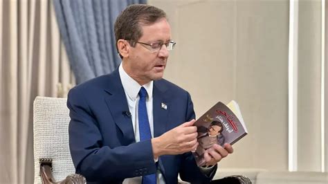 Ицхак Герцог демонстрирует найденную книгу "Майн кампф"