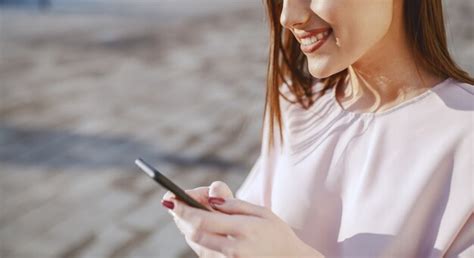 Grand Plan De Sourire Brunette Utilisation T L Phone Intelligent