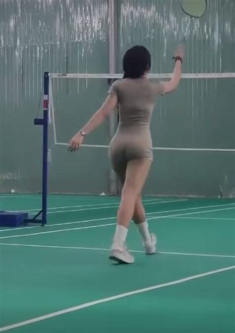 Đỏ mặt trước outfit đánh cầu lông màu nude bó sát của gái xinh