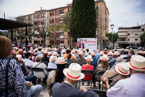 Eix Diari on Twitter Més de 400 persones omplen la plaça Llobregat de