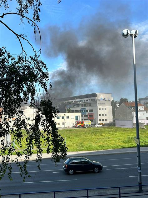 Galerija Slika Video Gusti Dim U Zagrebu Gori Tiskara Na Tre Njevci