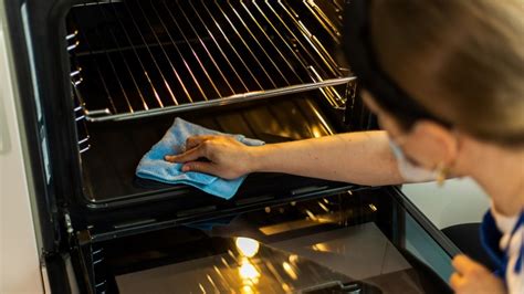 A Quick Vinegar Steam Is The Simple Way To Break Down Oven Grease