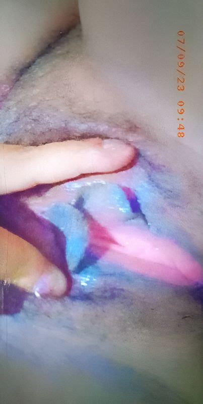 Milf mostrando las tetas y abriéndose su rico coño peludo Xpaja