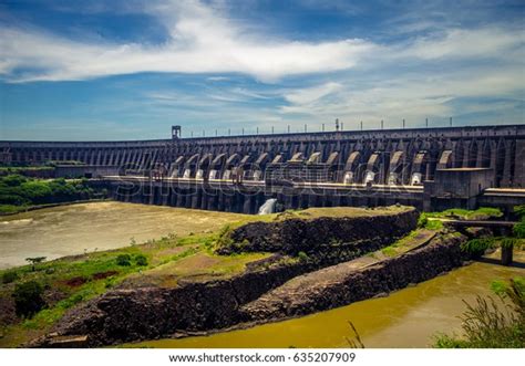 La Presa de Itaipu es una hidroeléctrica en el río Paraná Foz do