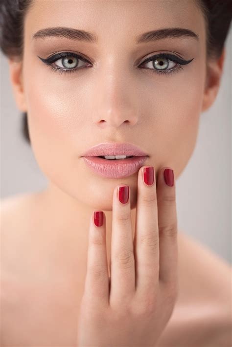 Machiaj nude pentru ochii verzi cu alb neutru pe pleoape și accent cromatic pus pe buze