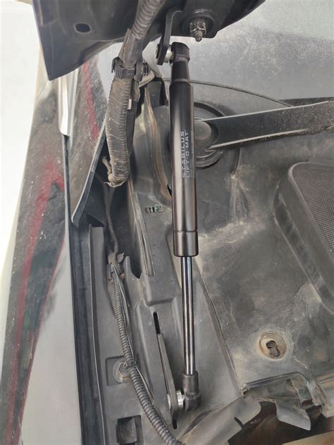 Газоупоры капота. — Ford Focus III Hatchback, 1,6 л, 2012 года ...