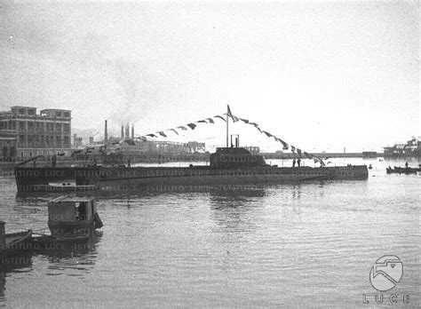 Il Sommergibile Squalo Alla Fonda Nel Porto Di Monfalcone Archivio