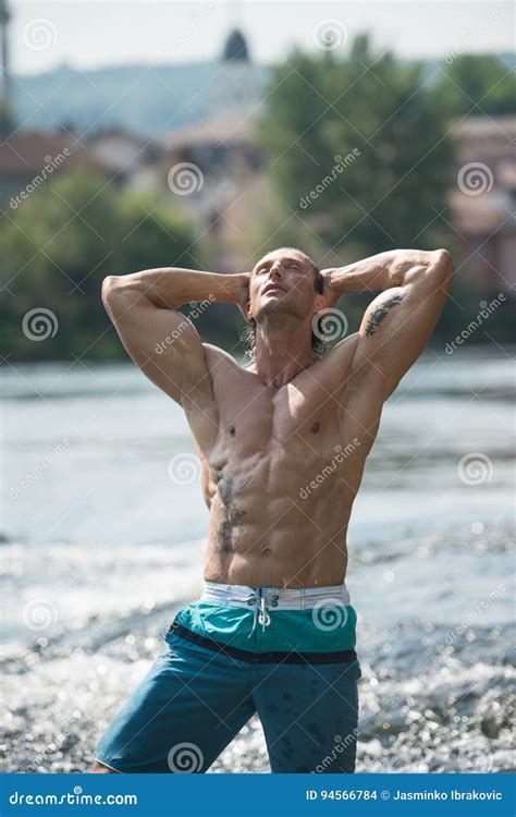 Man Med Sex Packe Utomhus I Natur Arkivfoto Bild Av Livsstil Naket