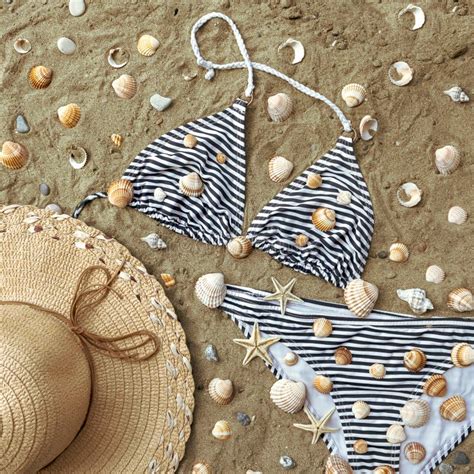 Conjunto De Bikini Y Sombrero De Paja En La Arena De La Playa Imagen De Archivo Imagen De