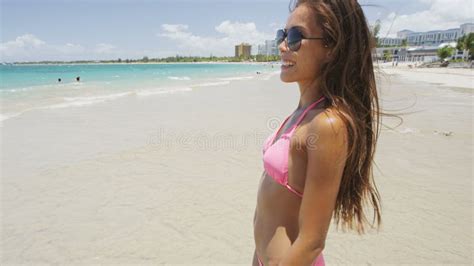 Bella Mujer Sexy En Bikini Relajándose En Las Vacaciones De Verano En Puerto Rico Beach Almacen