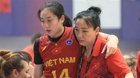 Hot girl bóng rổ Trương Thảo Vy ngã đập đầu xuống đất sau pha va chạm với Indonesia Bongdaplus vn