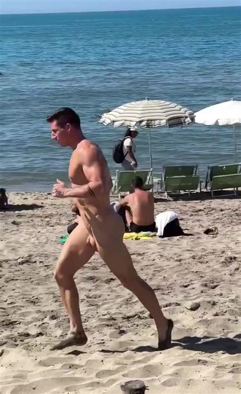 Run naked on the beach ThisVid 日本語で