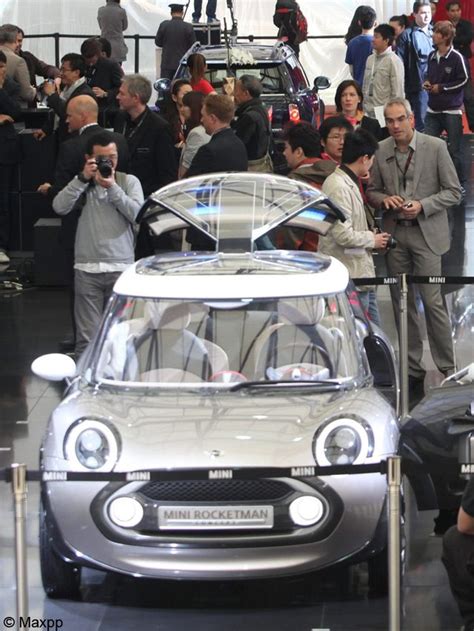 Chine Des Filles De Ans En Bikini Au Salon De Lauto Elle