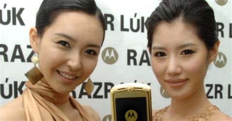 모토로라 화려한 골드 앤 화이트로 부활한 3g폰 레이저 룩razr Lk 출시