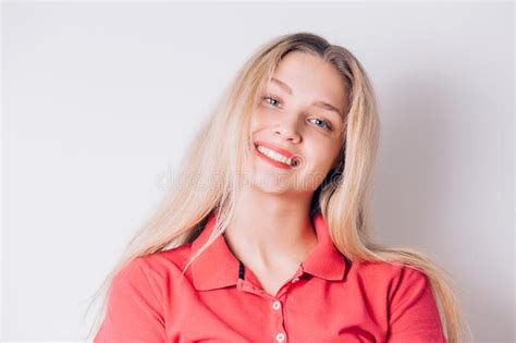 Verticale De Femme Belle Fille Blonde De Sourire Avec Des Yeux Bleus Et Robe Rouge Sur Le Fond