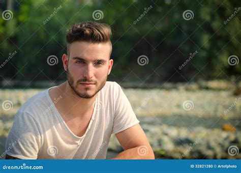 Portrait De Jeune Homme Beau Dans Le T Shirt Blanc Dehors Photo Stock