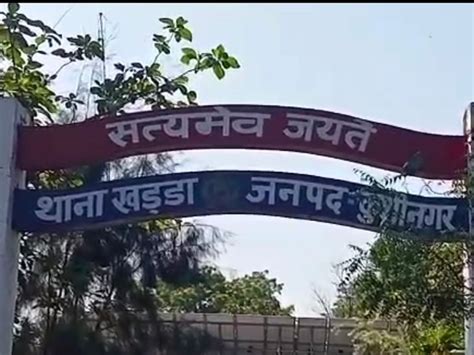 Eunuchs reached the police station in Khadda half naked खडड म अरधनगन हकर थन म