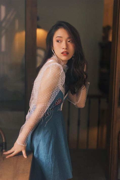 Hot girl thứ tiếng khoe mua ôtô tặng đất bố mẹ khi vừa tuổi