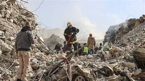 Aumenta a 33 000 el número de víctimas mientras prosigue la búsqueda